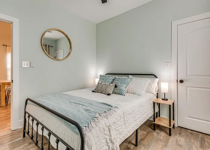 Holiday home 1 Mi To Dtwn: Pet-friendly Getaway!
