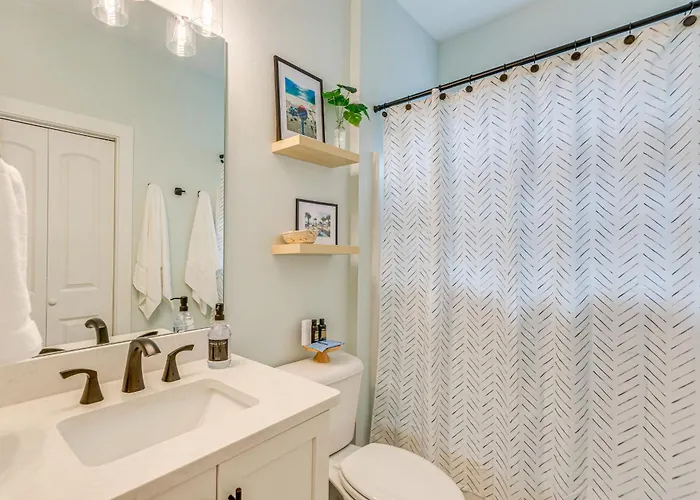 1 Mi To Dtwn: Pet-friendly Getaway!
