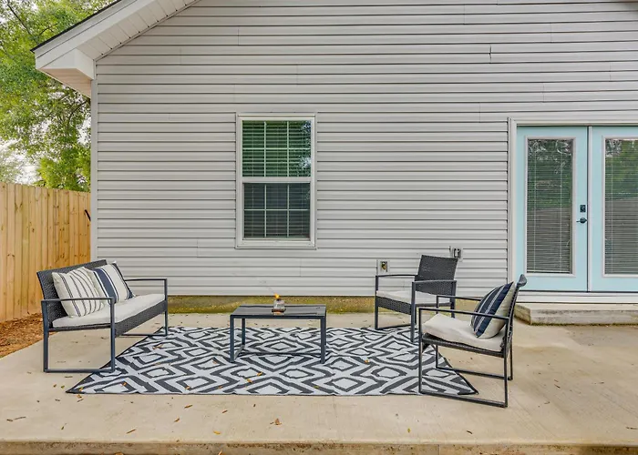 Holiday home 1 Mi To Dtwn: Pet-friendly Getaway!