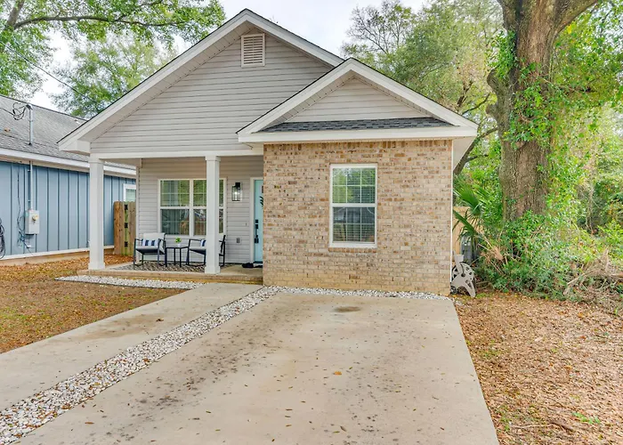 Holiday home 1 Mi To Dtwn: Pet-friendly Getaway!
