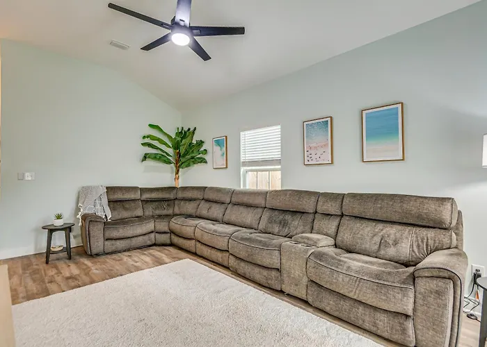 Holiday home 1 Mi To Dtwn: Pet-friendly Getaway!